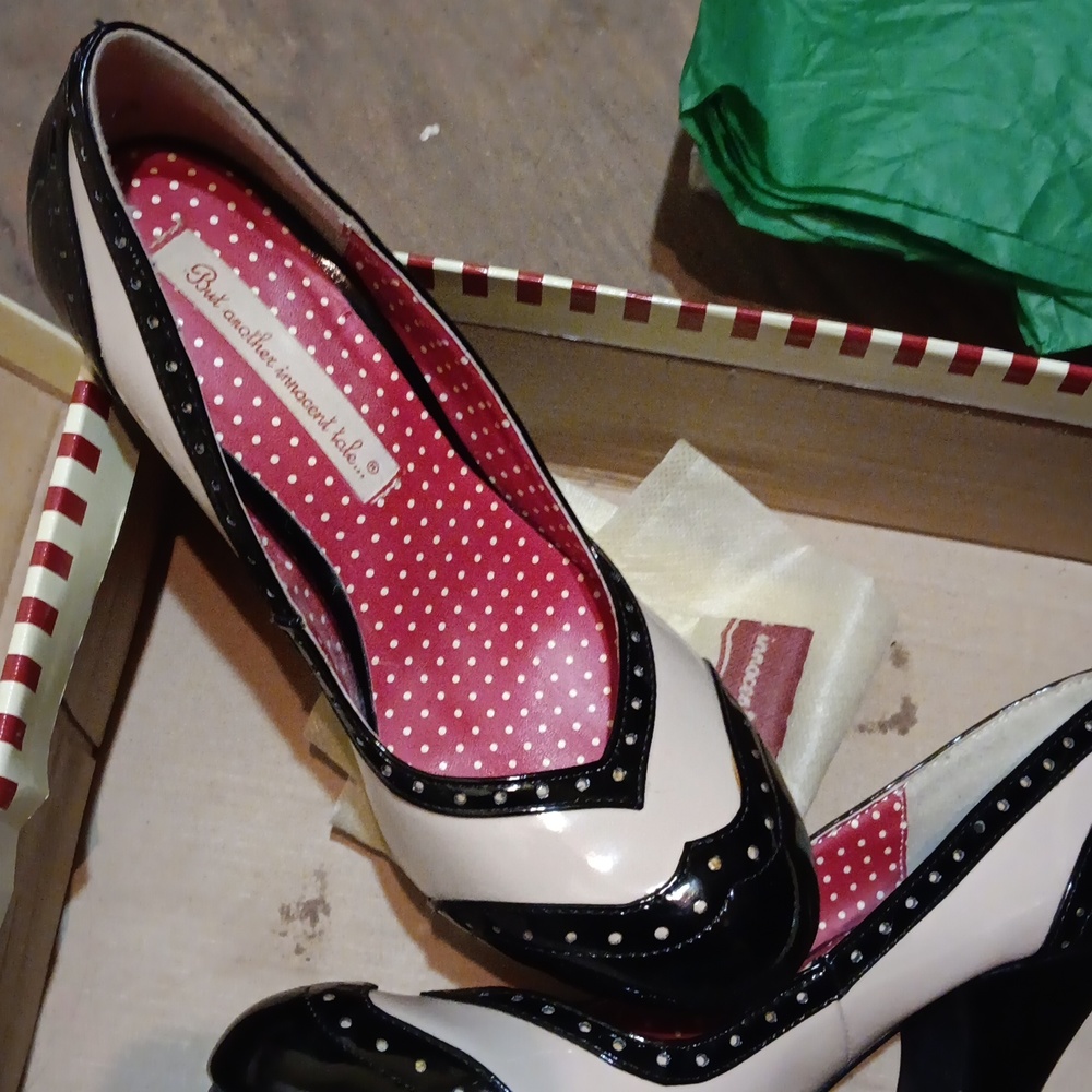Vintage Bait heels. Black and cream 7.5